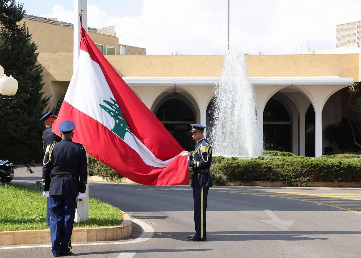 جنود لبنانيون ينزلون العلم في قصر بعبدا