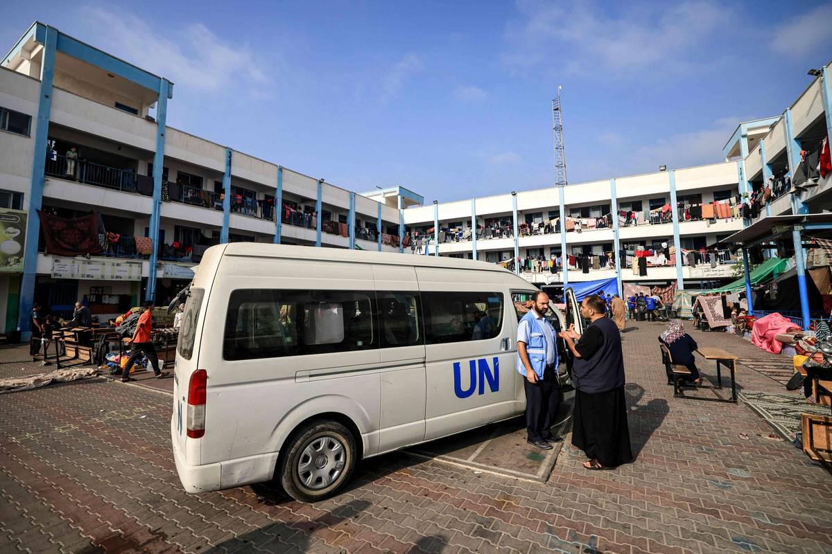 سيارة للأمم المتحدة وسط مدرسة مليئة باللاجئين الفلسطينيين في غزة
