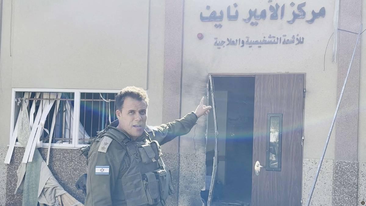 ضابط إسرائيلي يستعرض تواجدا مفترضا لحماس في مجمع مستشفى الشفاء في غزة