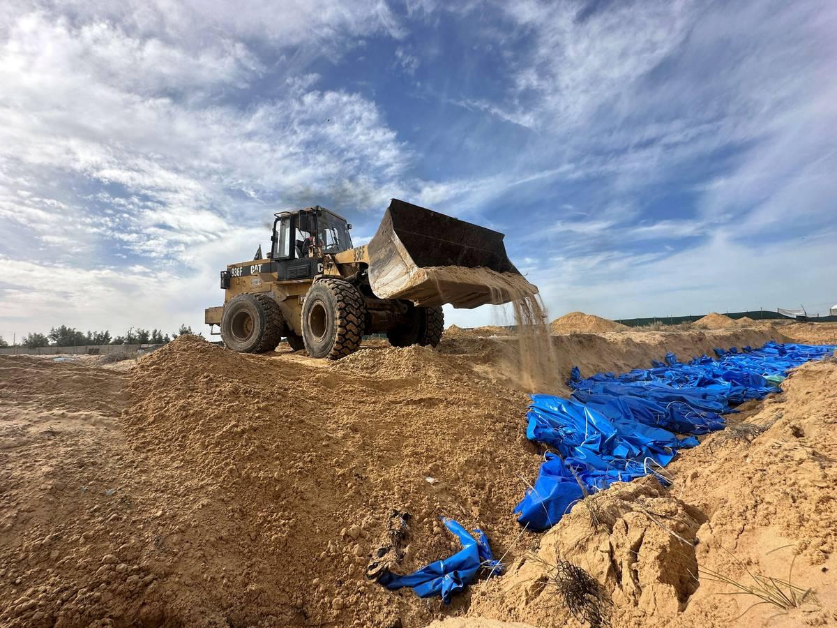 جثامين لفلسطينيين يدفنون في خان يونس بعد نقلهم من مستشفى الشفاء