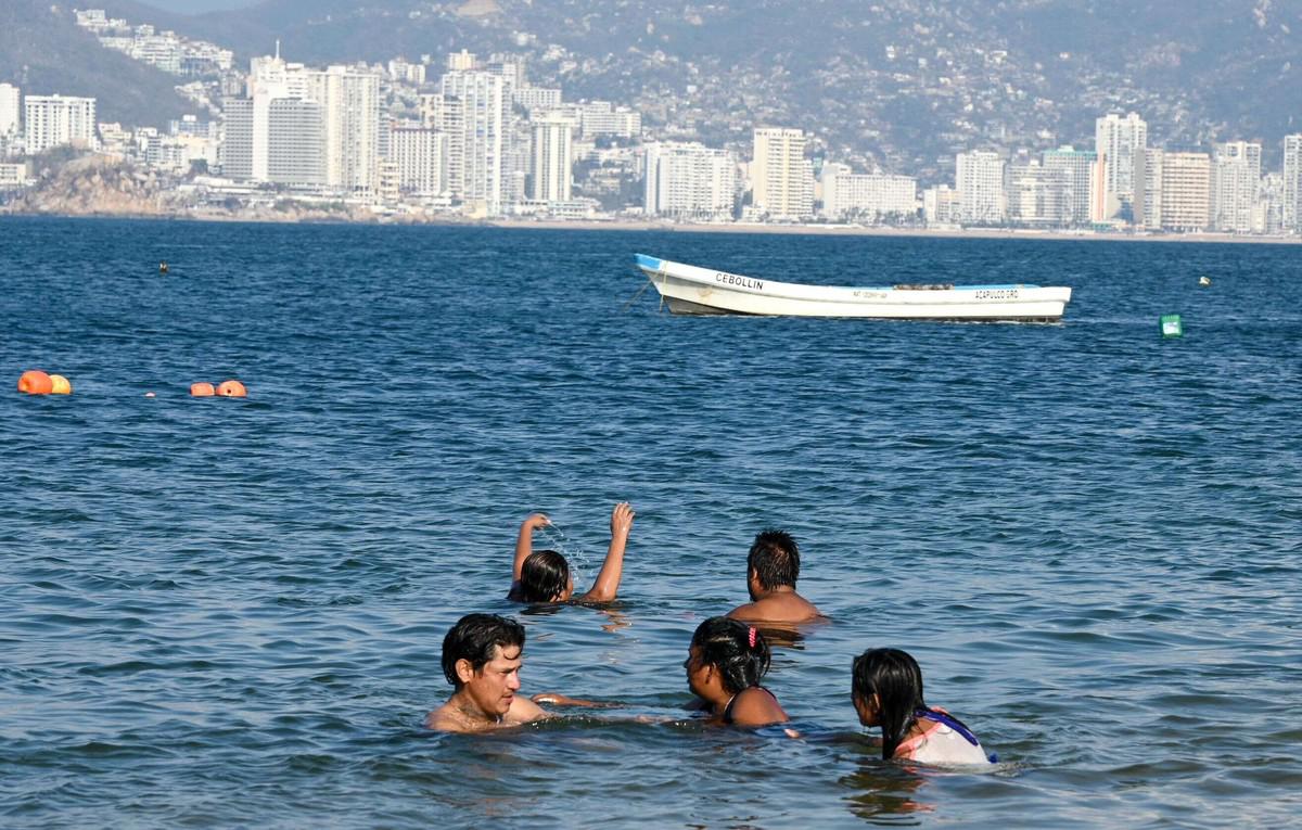 مصطافون يسبحون خلال شهر اكتوبر