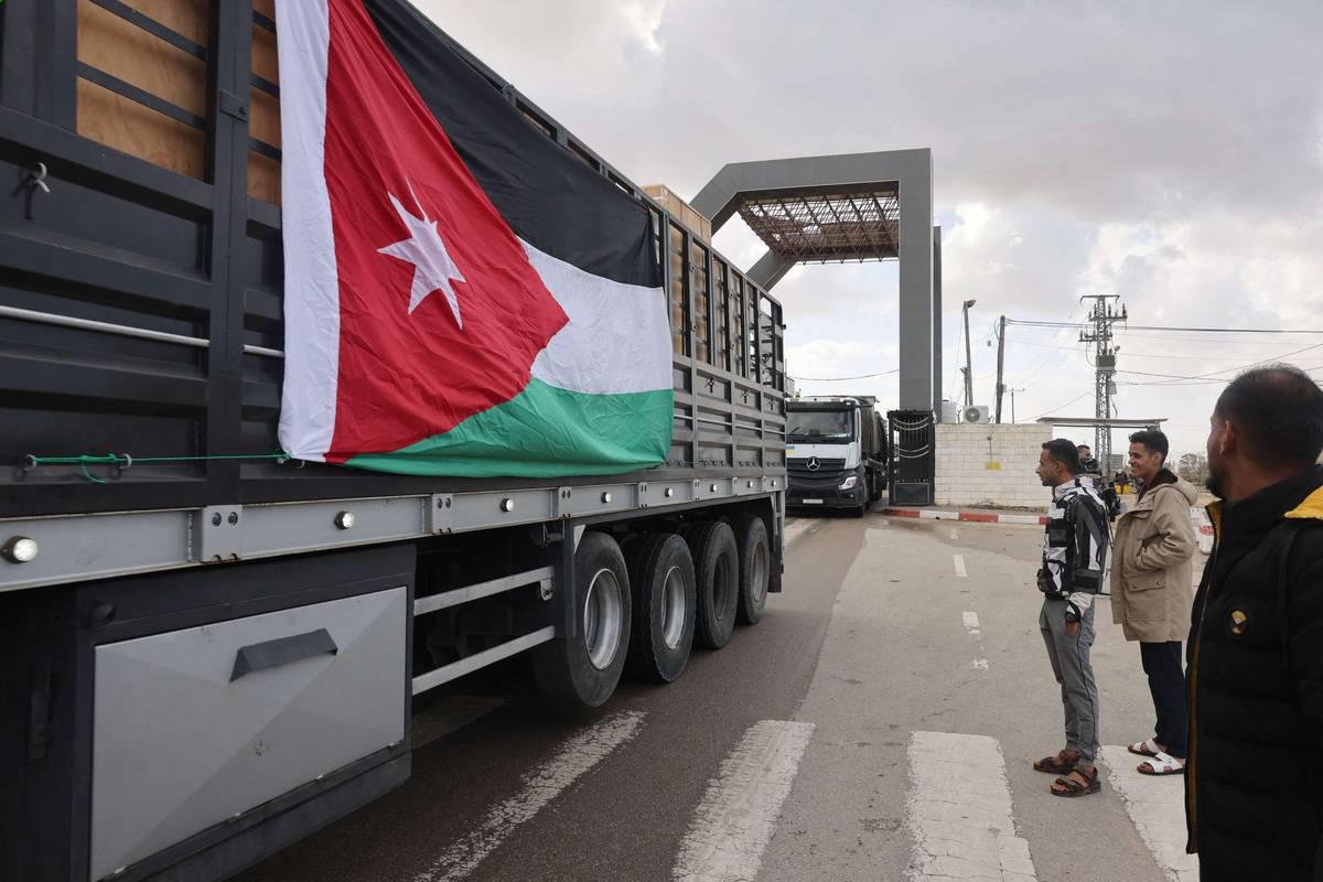 شاحنة مساعدات أردنية تمر عبر معبر رفح