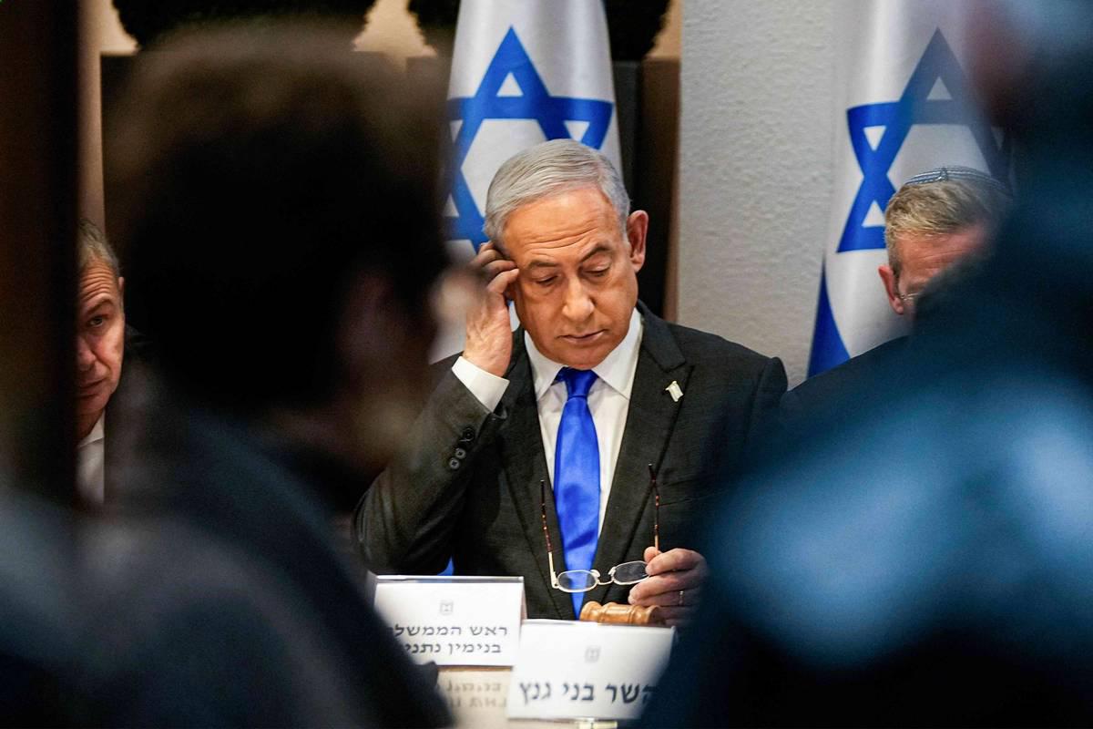 رئيس الوزراء الإسرائيلي بنيامين نتنياهو في اجتماع للحكومة