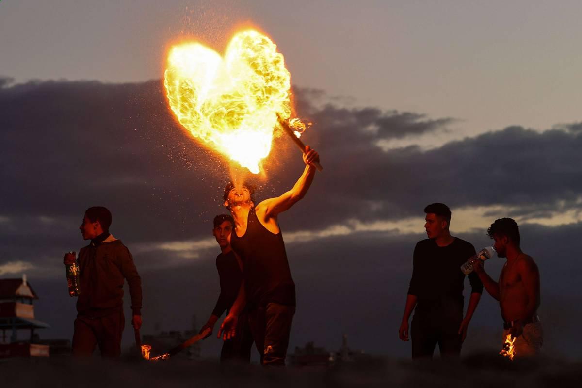شباب فلسطينيون في غزة يستعرضون قدراتهم في نفخ النار (يناير 2023)