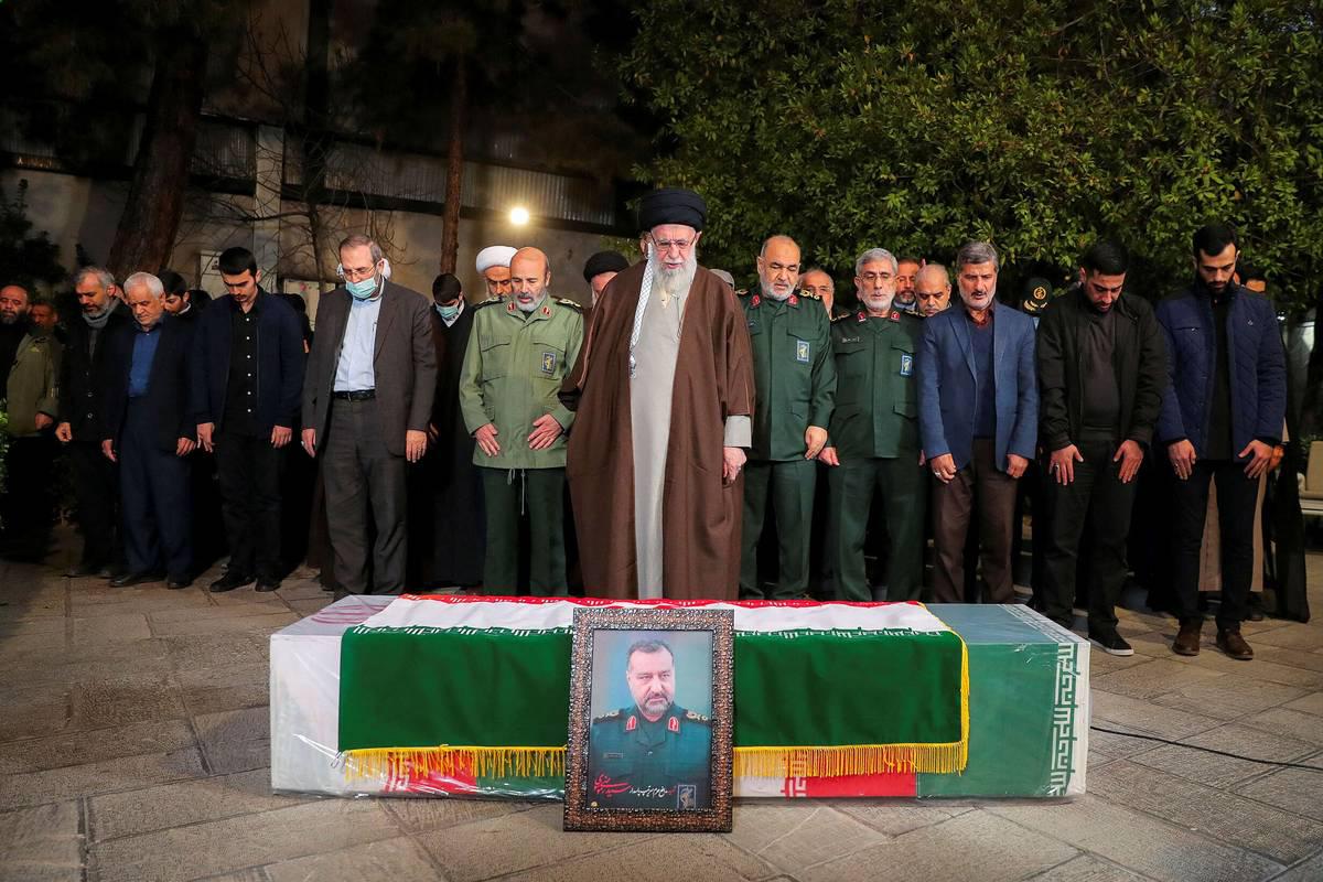 المرشد الإيراني الأعلى علي خامنئي يئم صلاة الجنازة على الجنرال رضي موسوي