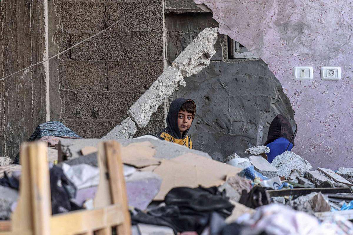 طفل فلسطيني بين انقاض منزله المدمر في رفح
