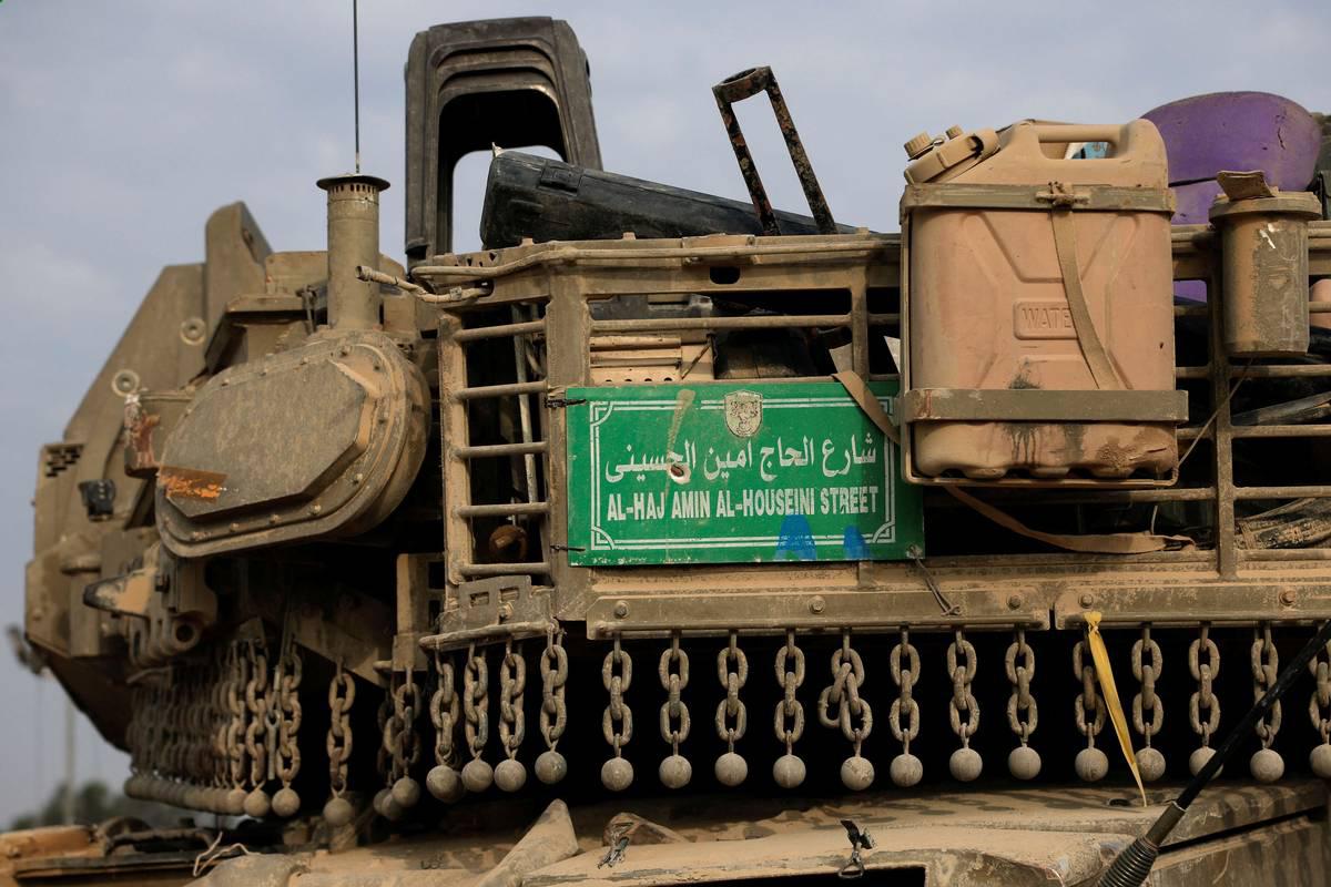 لوحة منتزعة من شارع في غزة على ظهر دبابة إسرائيلية