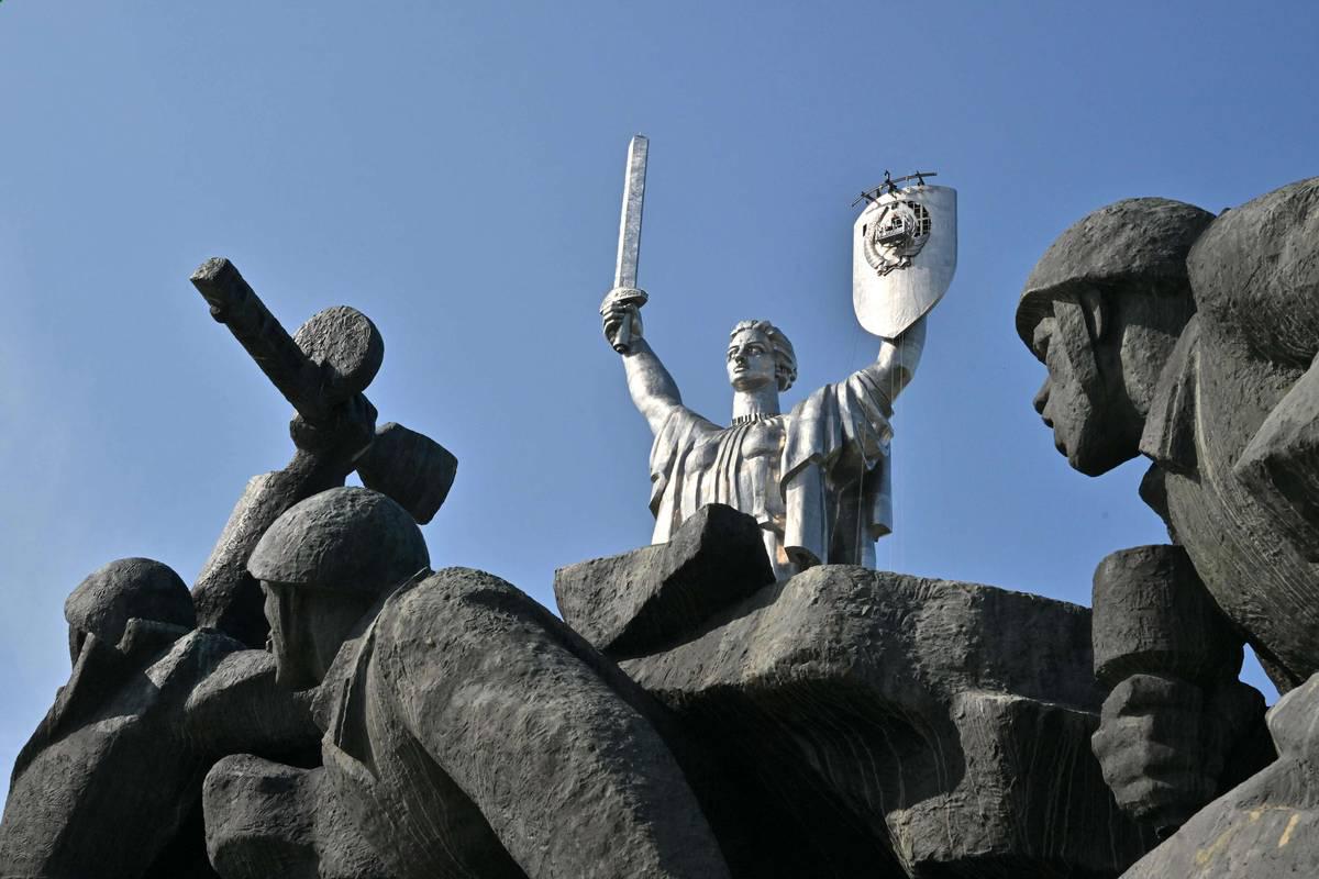 تمثال التضحيات السوفييتية في الحرب العالمية الثانية في كييف خاضع للتعديل