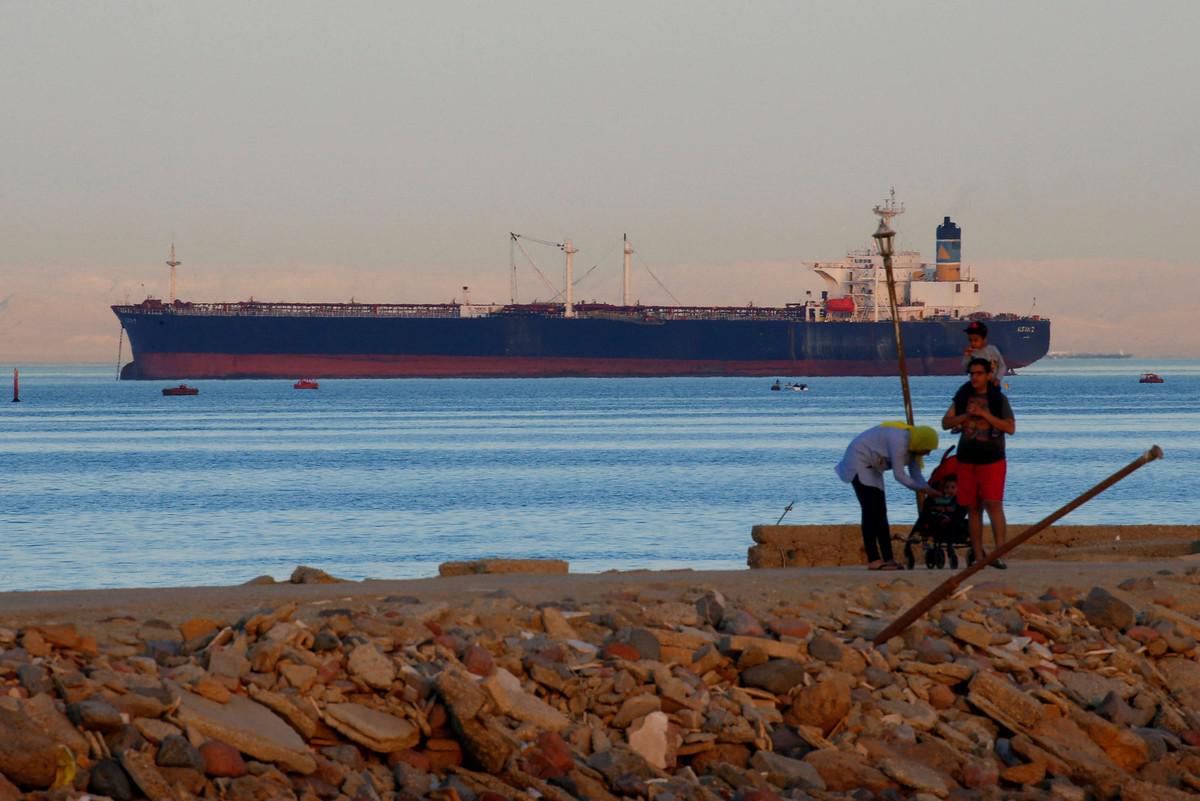 قناة السويس تواجه خطر هجرة السفن والناقلات 