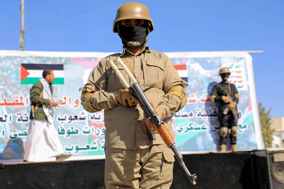 مقاتلون حوثيون وسط صنعاء