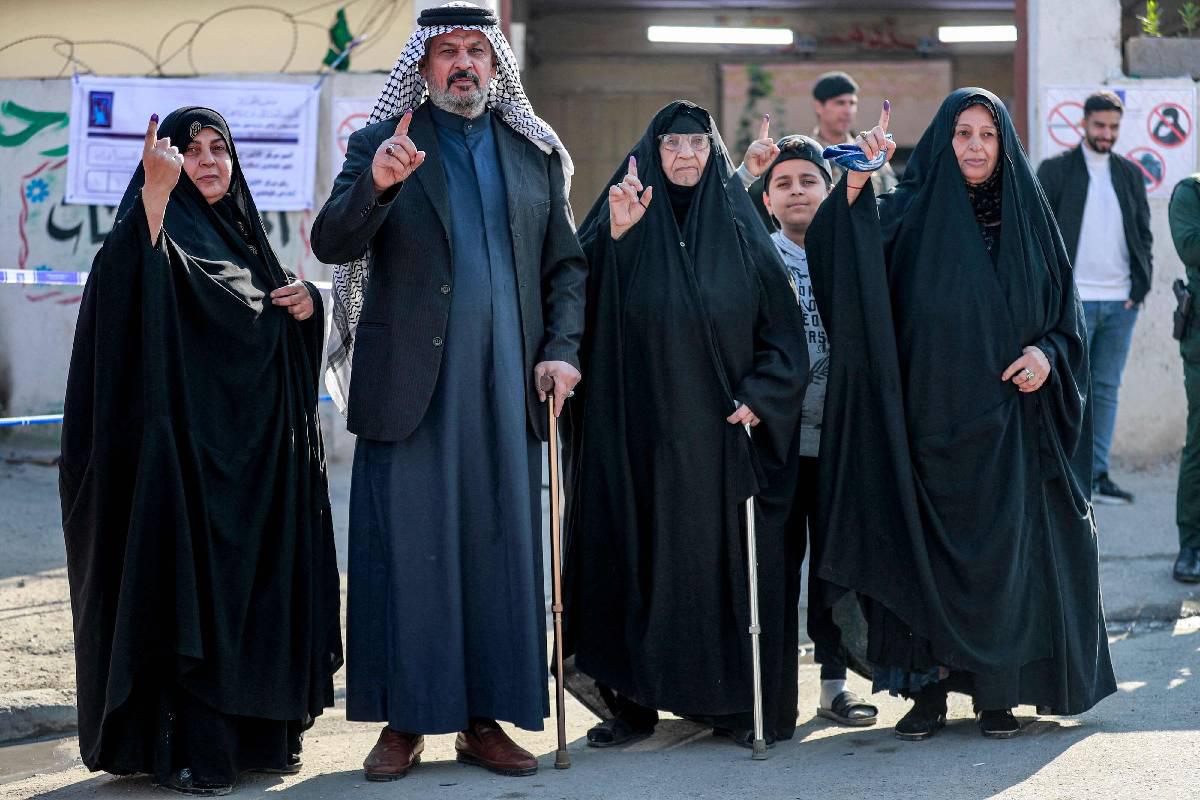 عائلة عراقية تصوت في الانتخابات المحلية في بغداد