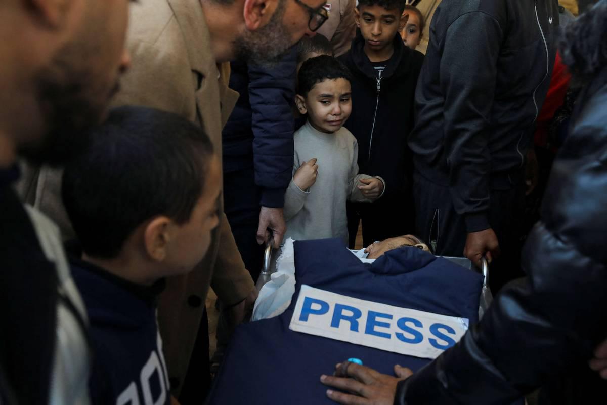 جثمان الصحفي الشهيد أكرم الشافعي في المستشفى الأوروبي في خان يونس