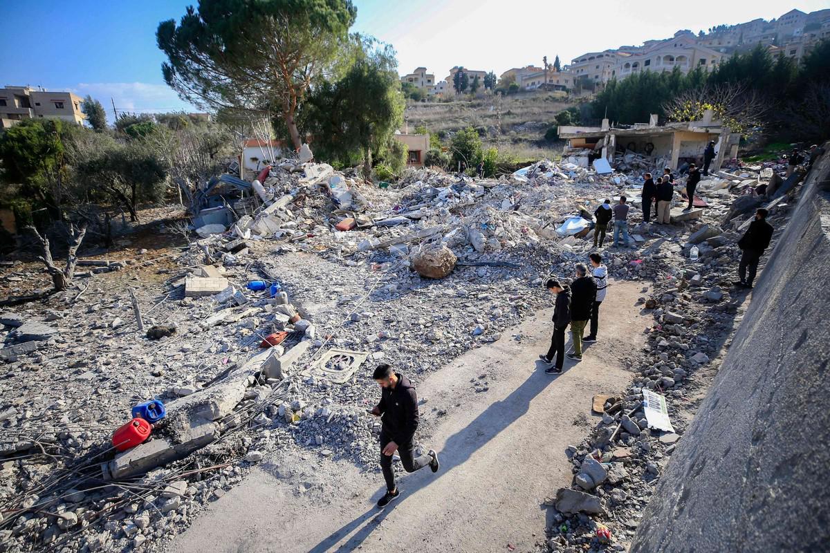من مخلفات الضربات الإسرائيلية لاحياء في جنوب لبنان