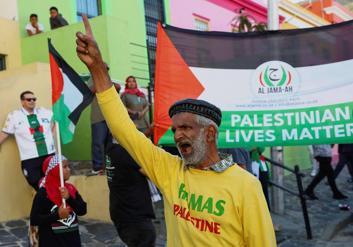 متظاهرون في كيب تاون تأييدا لقرار جنوب أفريقيا مقاضاة إسرائيل في محكمة العدل الدولية