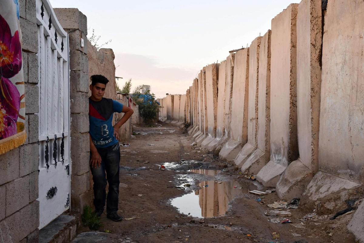 السور يعيق منذ العام 2008 حركة السكان المحاصرين داخله