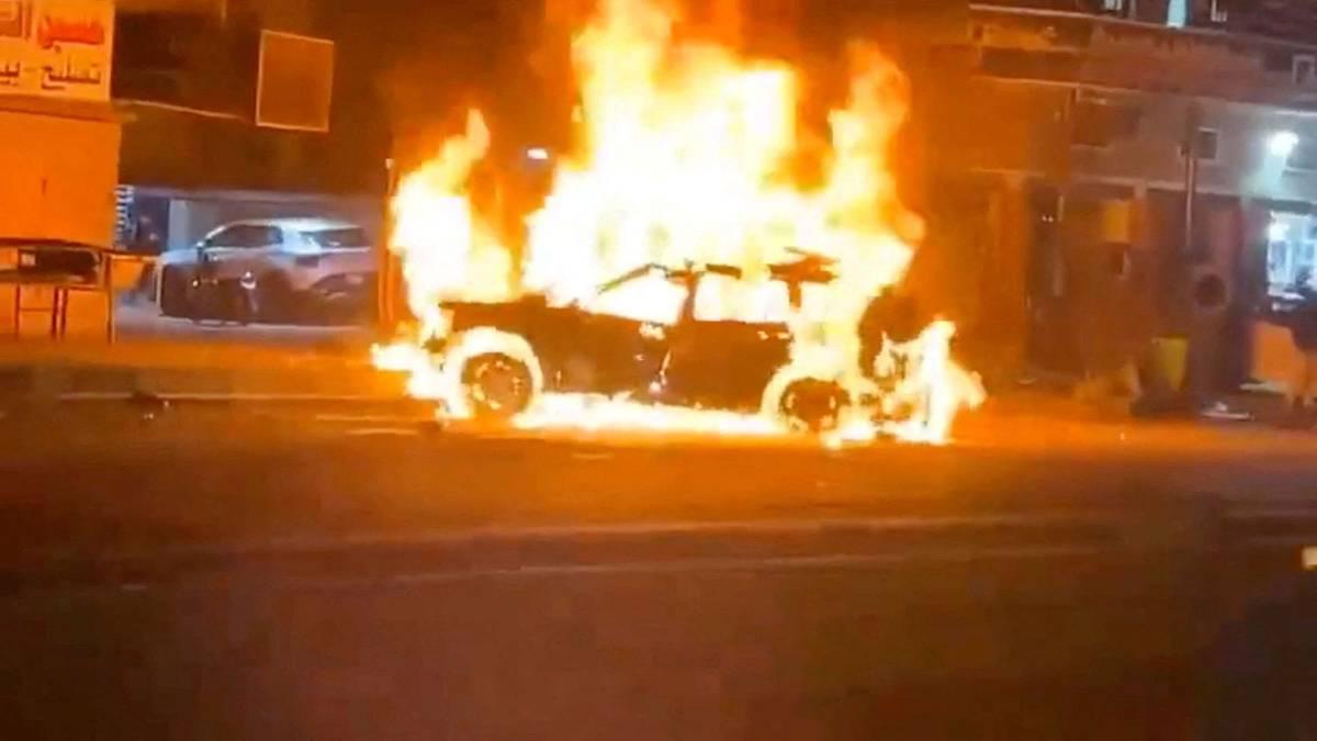 سيارة تحترق في بغداد بعد استهداف مسيرات أميركية لقيادي في ميليشيات عراقية