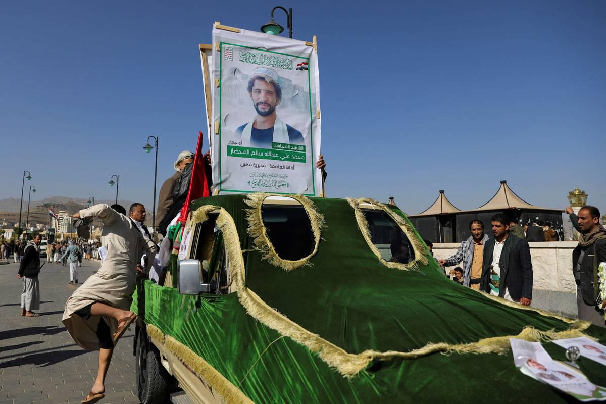 تشييع لمقاتل حوثي قتل في قصف أميركي على اليمن