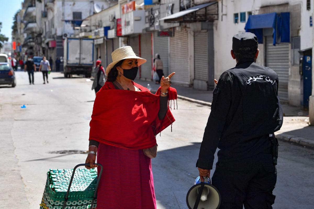 امراة تحادث شرطيا في احد شوارع تونس