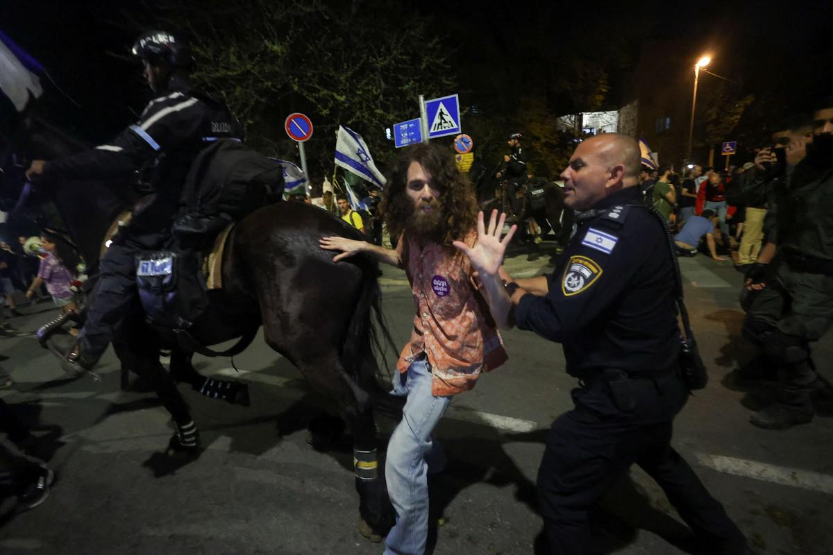 الوقفات الاحتجاجية تتحول لأعمال شغب وفق الشرطة الاسرائيلية
