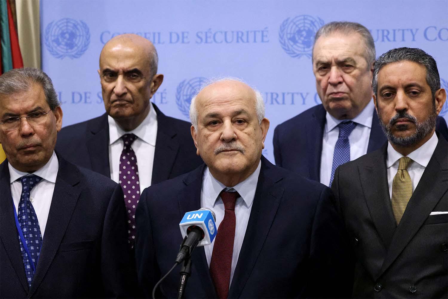 Palestinian UN envoy Riyad Mansour (C)