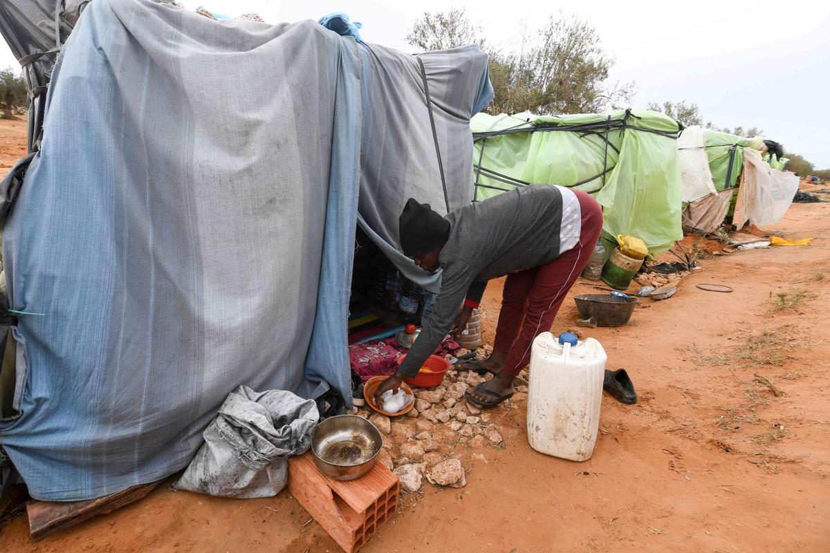 مطالبات بإزالة خيام المهاجرين الأفارقة 