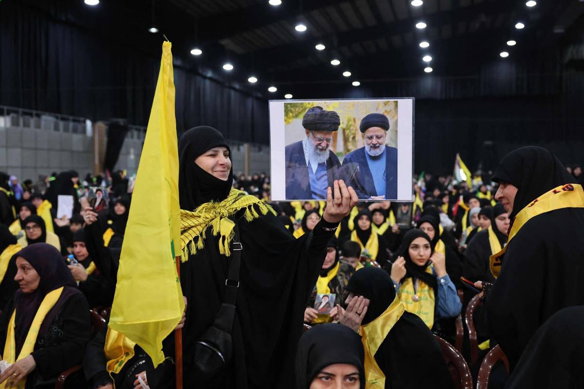 ناشطات في حزب الله يؤبنون رئيسي