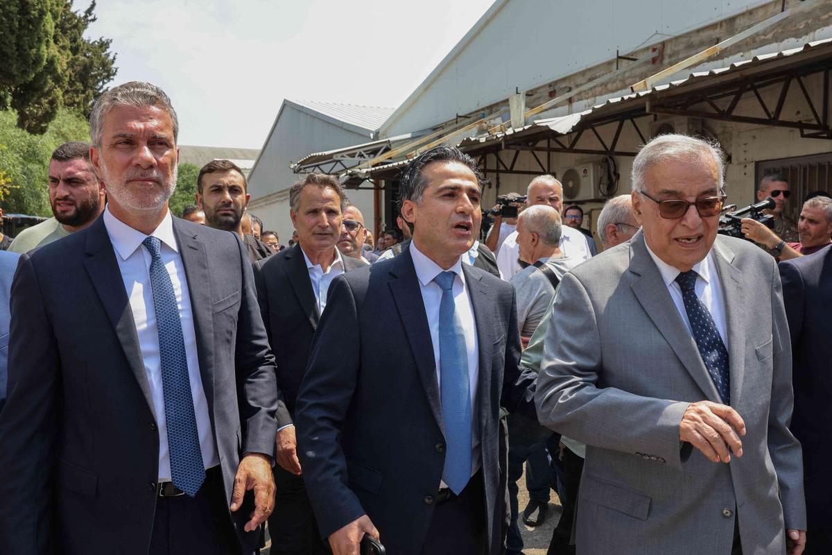وفد من وزراء لبنانيين وسفراء يؤدون جولة في مطار بيروت 