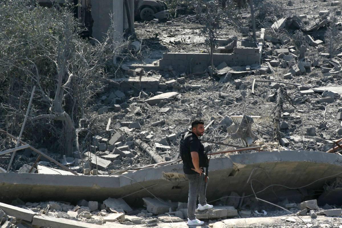 رجل أمن لبناني أمام مبنى مدمر استهدفته الطائرات الإسرائيلية في جنوب لبنان