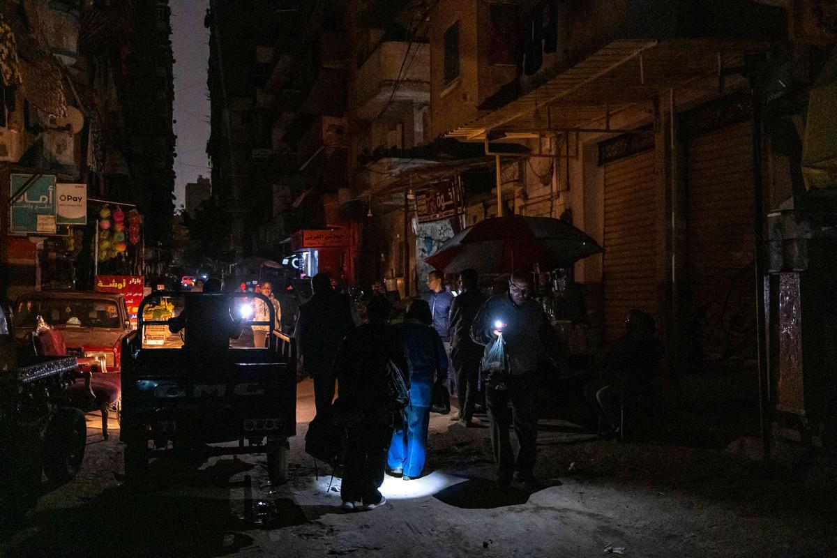  الحكومة تسعى إلى حل أزمة الكهرباء المتصاعدة بأي طريقة