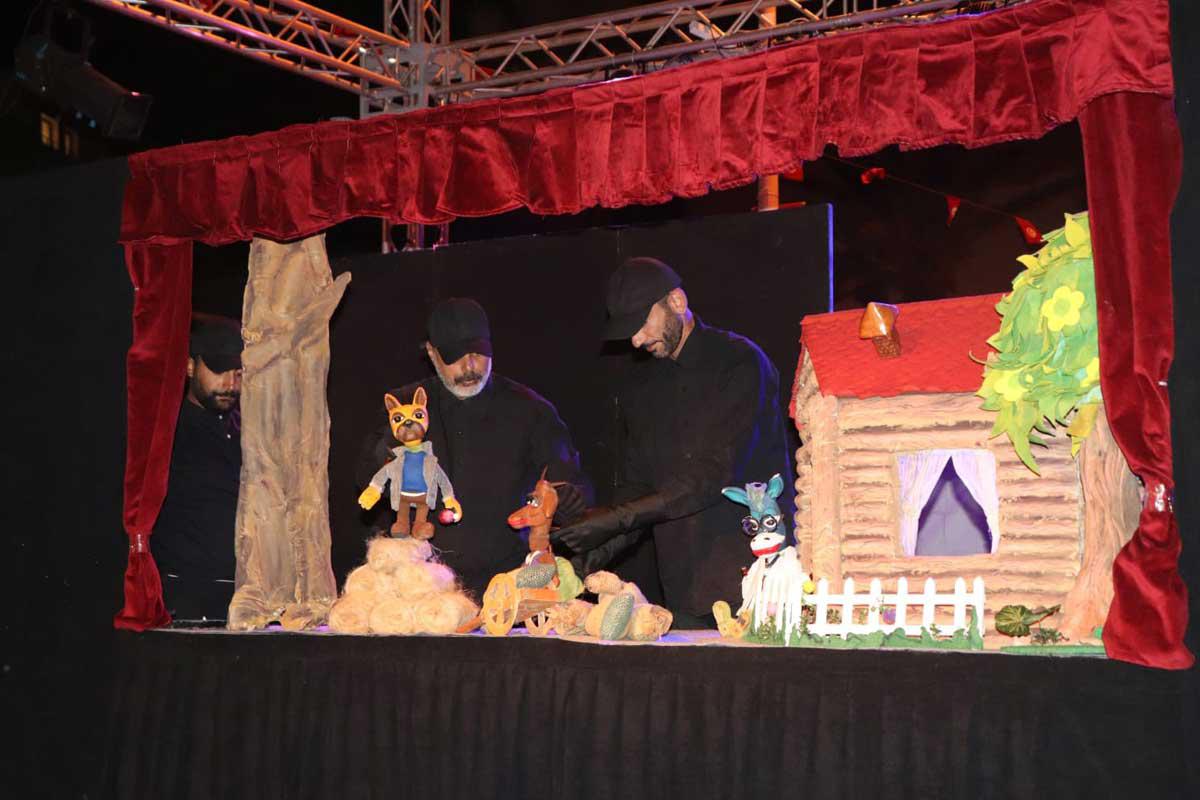 مسرحية 'طبيب الضيعة'