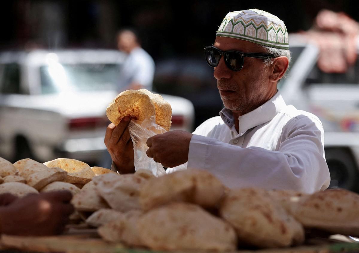 الدعم على الخبز يزيد من أعباء المالية في مصر 