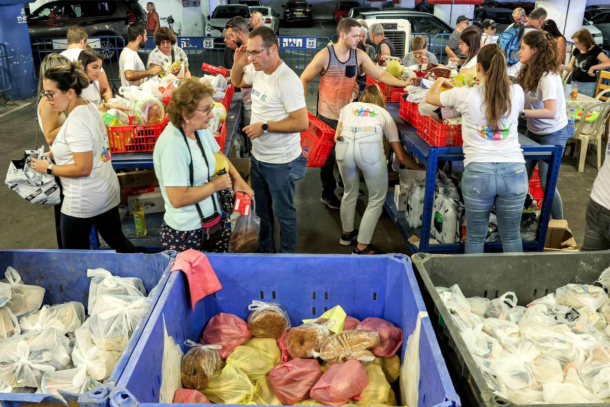 توزيع المعونات بات مشهودا مألوفا في إسرائيل 