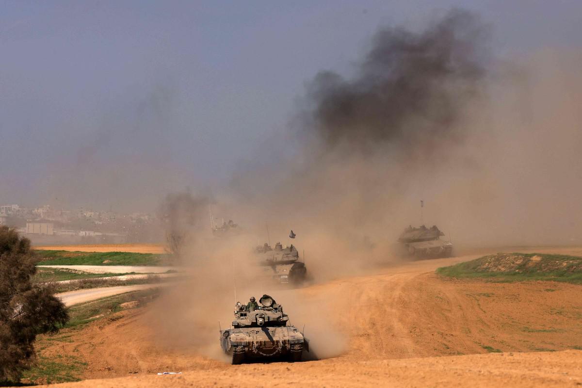 اسرائيل توسع عملياتها في غزة بالتزامن مع تصعيد في جنوب لبنان