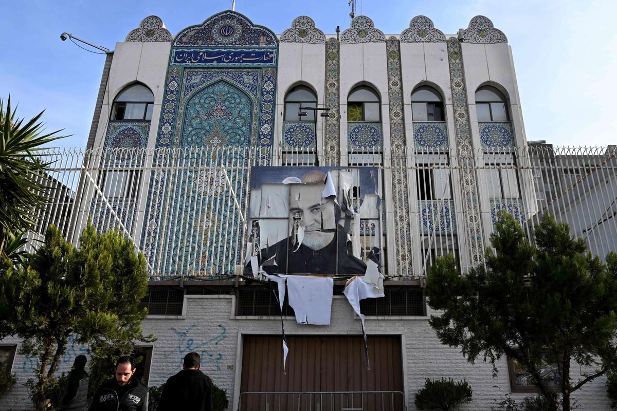 شعارات وصور لقيادات ايرانية كل ما تبقى لطهران في سوريا