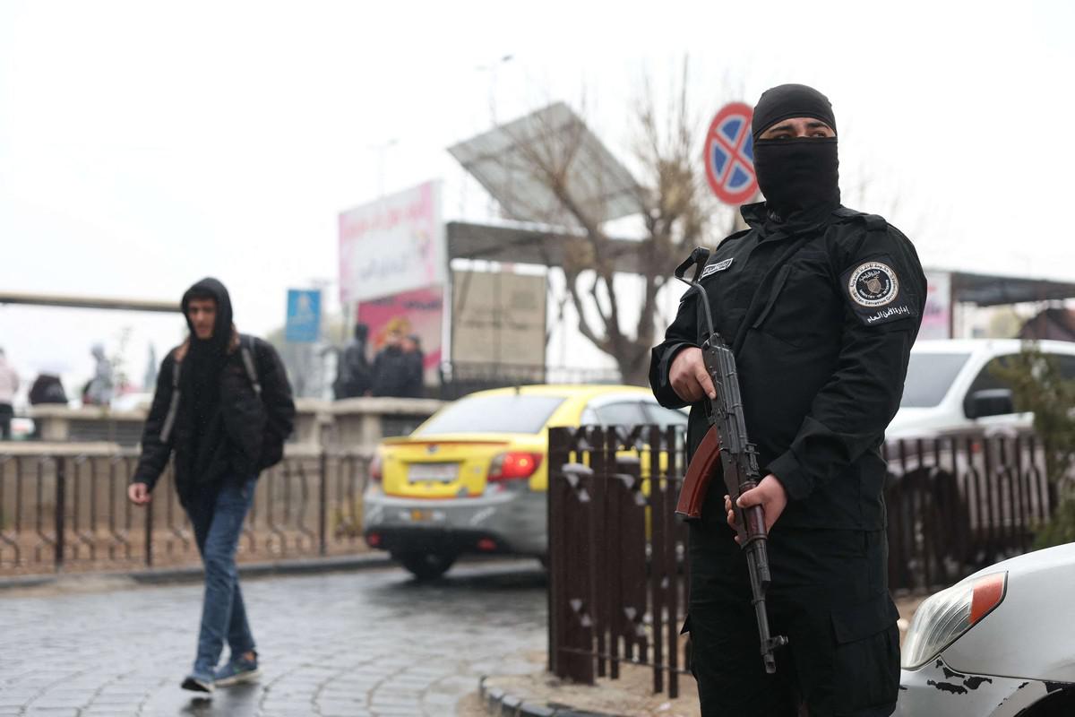 السلطات السورية الجديدة تفرض حظر التجول في بعض مناطق الطائفة العلوية