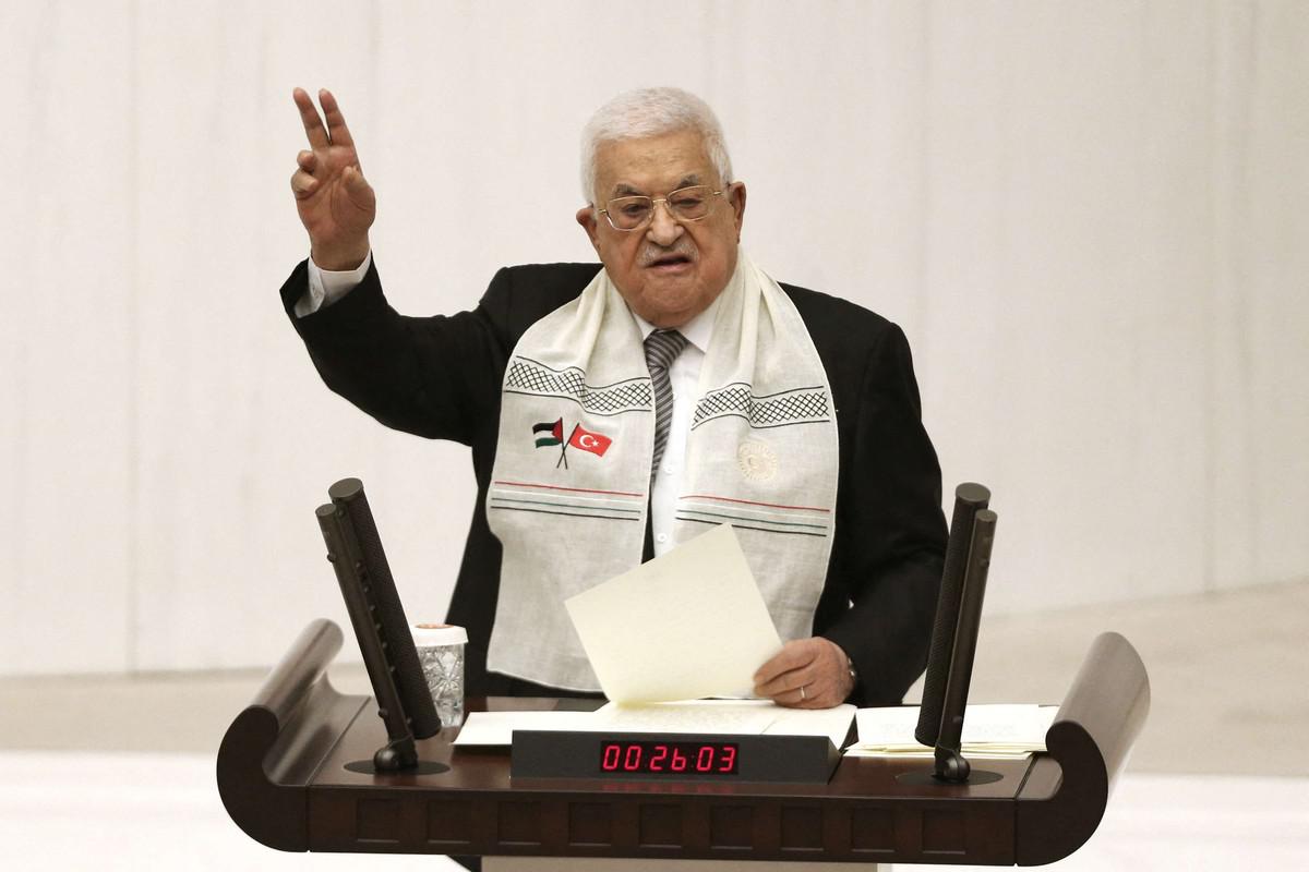 العجز المالي يدفع عباس إلى حلول مؤلمة 