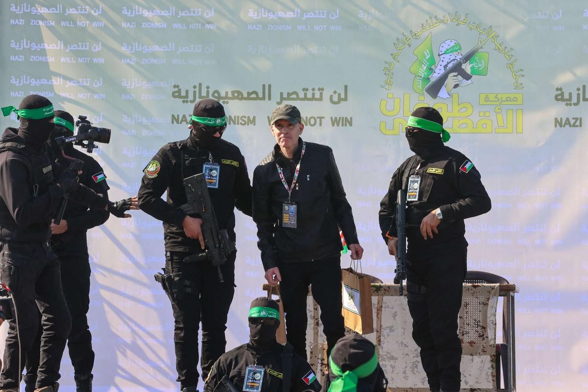 500 عنصر من حماس يشاركون في عملية تسليم الدفعة الرابعة من الرهائن