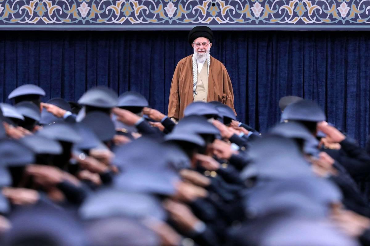 المرشد الأعلى علي خامنئي يستقبل كبار قادة الجيش والحرس الثوري