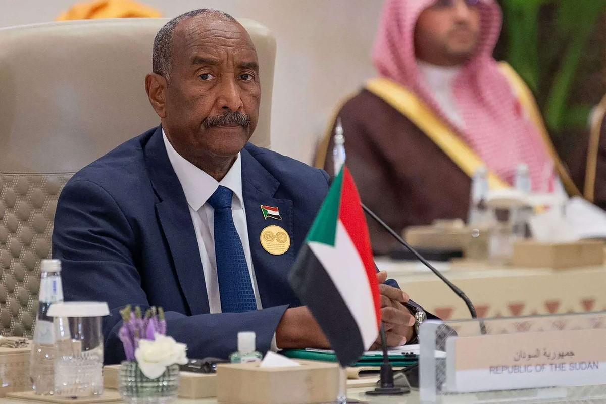 البرهان يبحث عن حلول لأزمات مستعصية 
