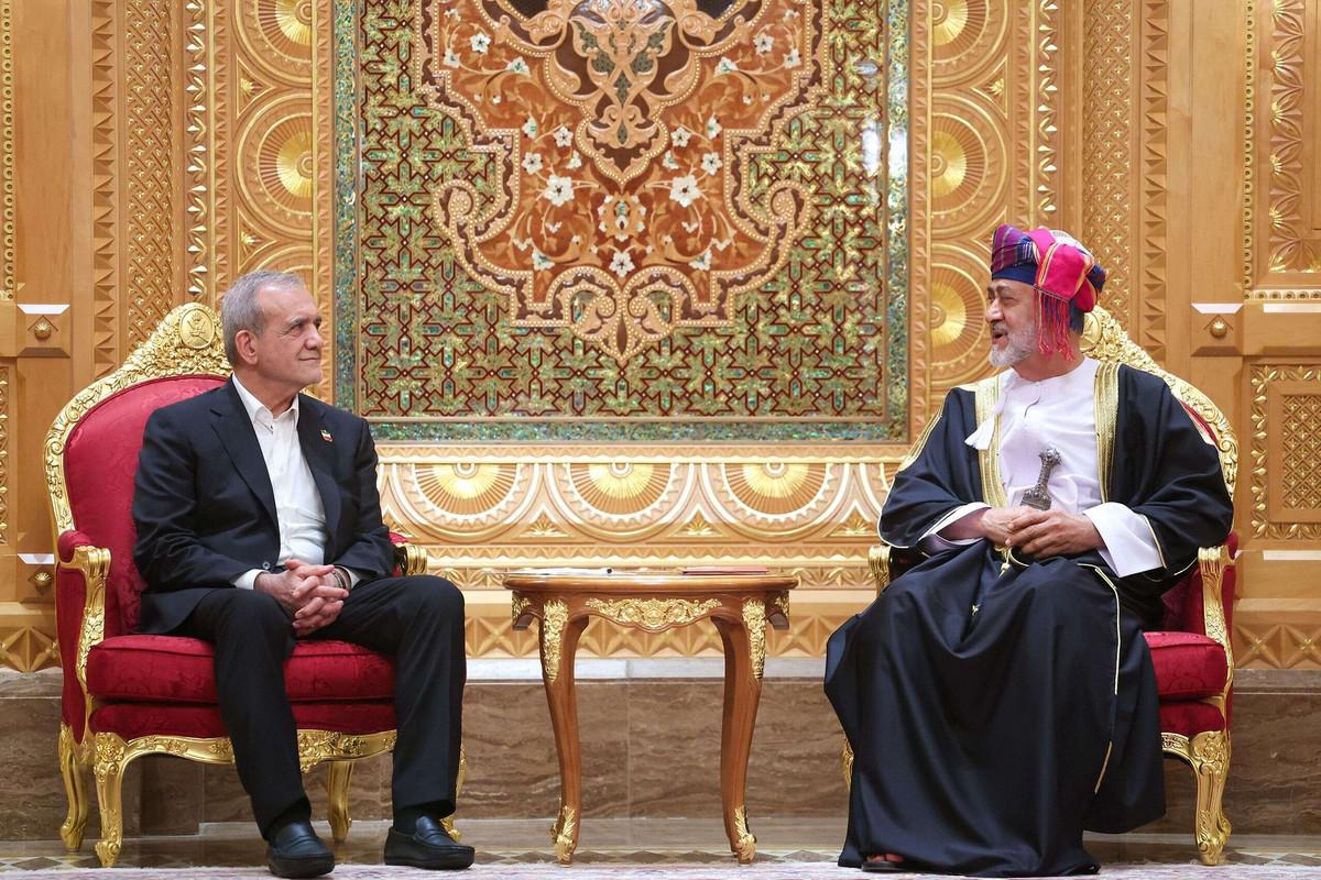 طهران تولي أهمية بالغة لتقوية الروابط مع مسقط 