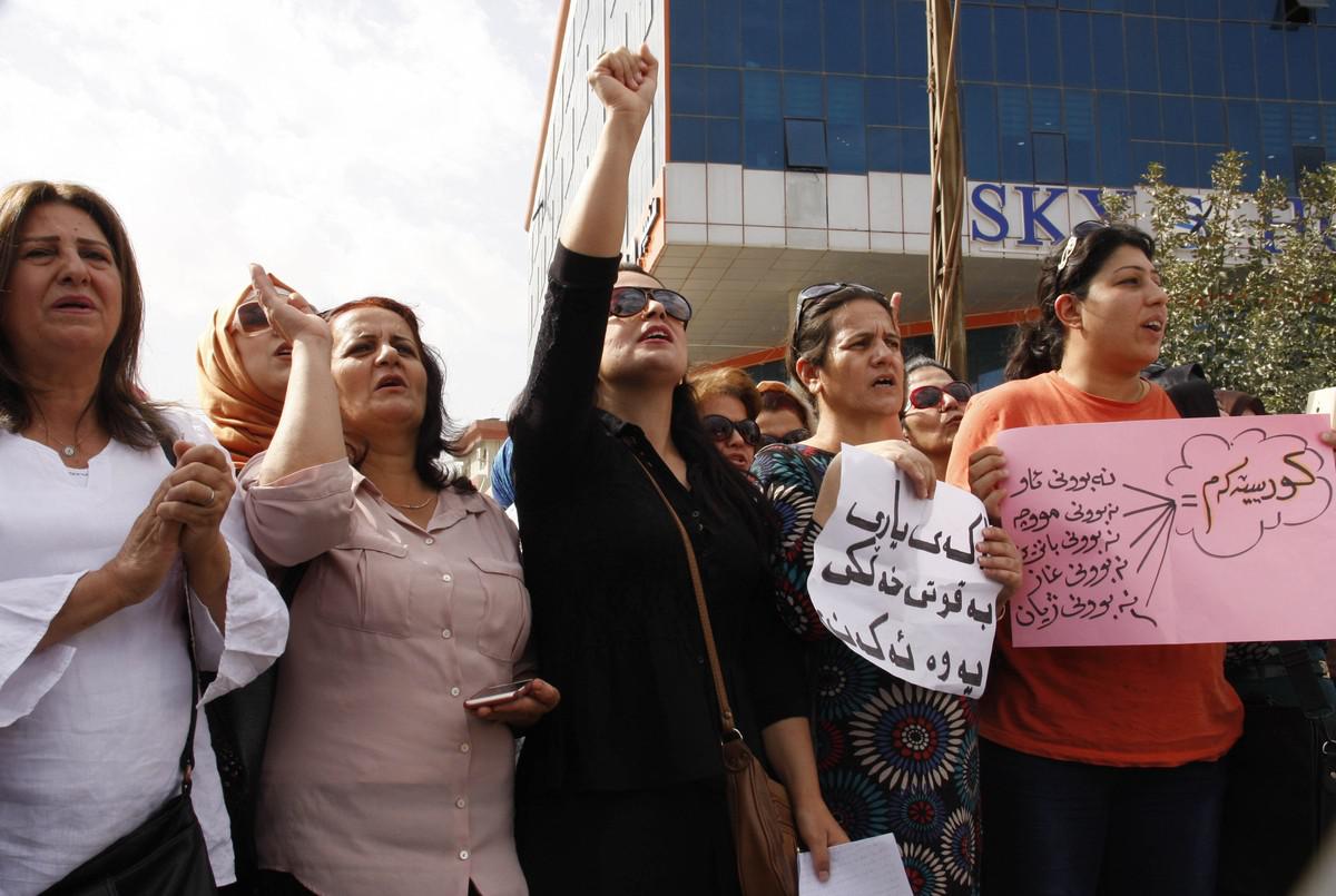 الموظفون يدفعون فاتورة السياسيين