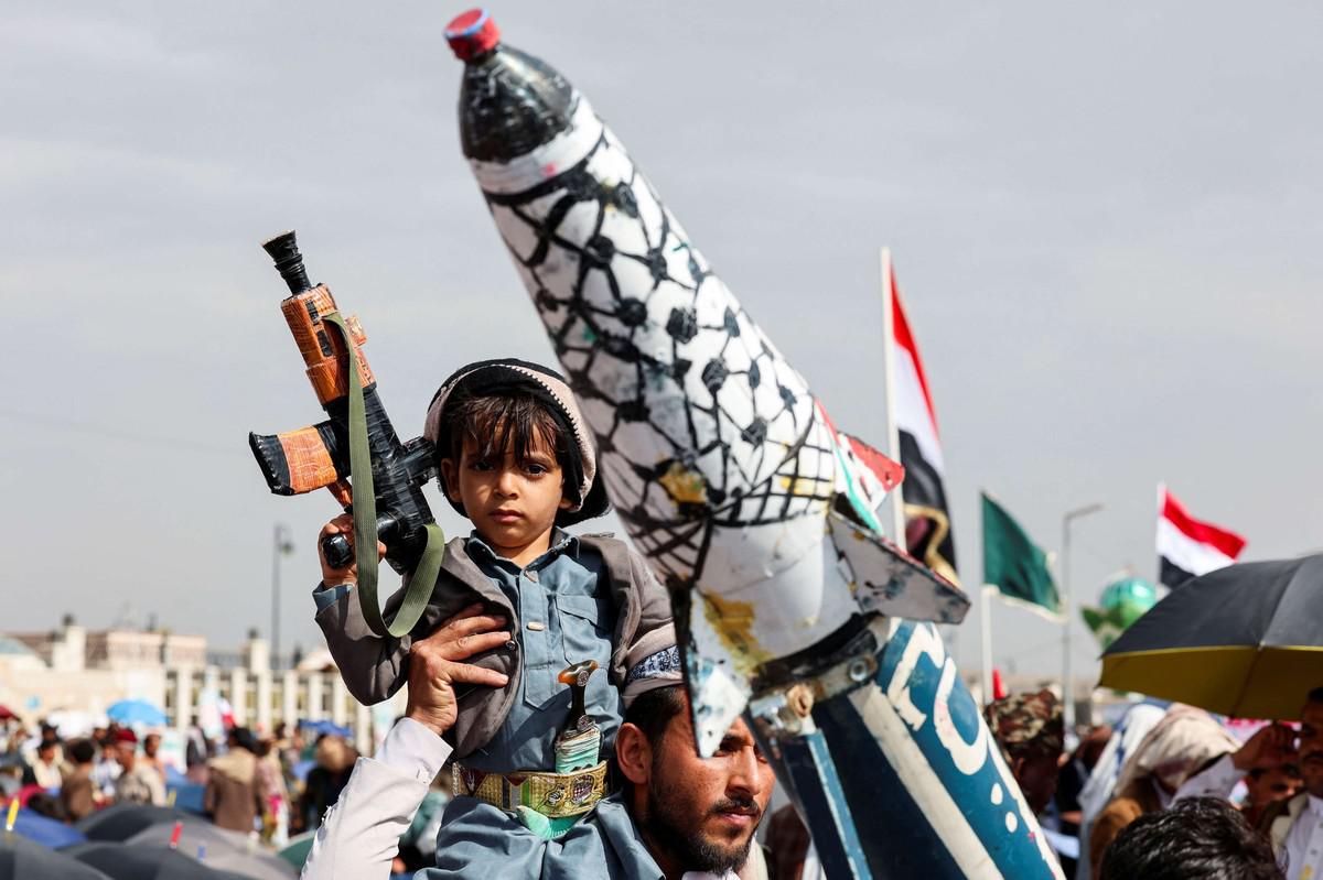 الحوثيون يربطون وقف هجماتهم بانهاء حرب غزة