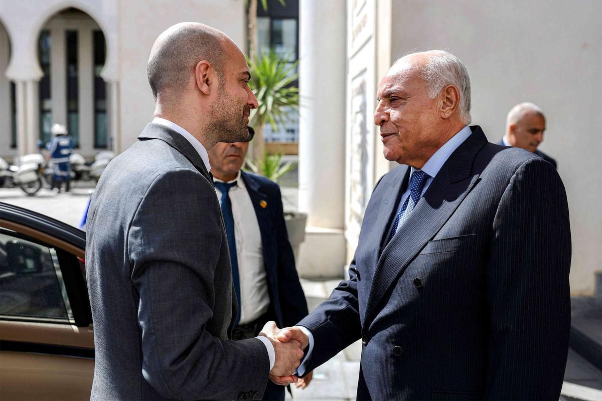 مساع فرنسة لاحتواء الأزمة مع الجزائر 