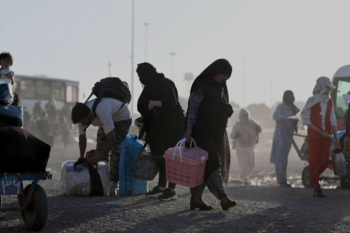 اللاجئون الأفغان يواجهون خطر تقطع السبل  