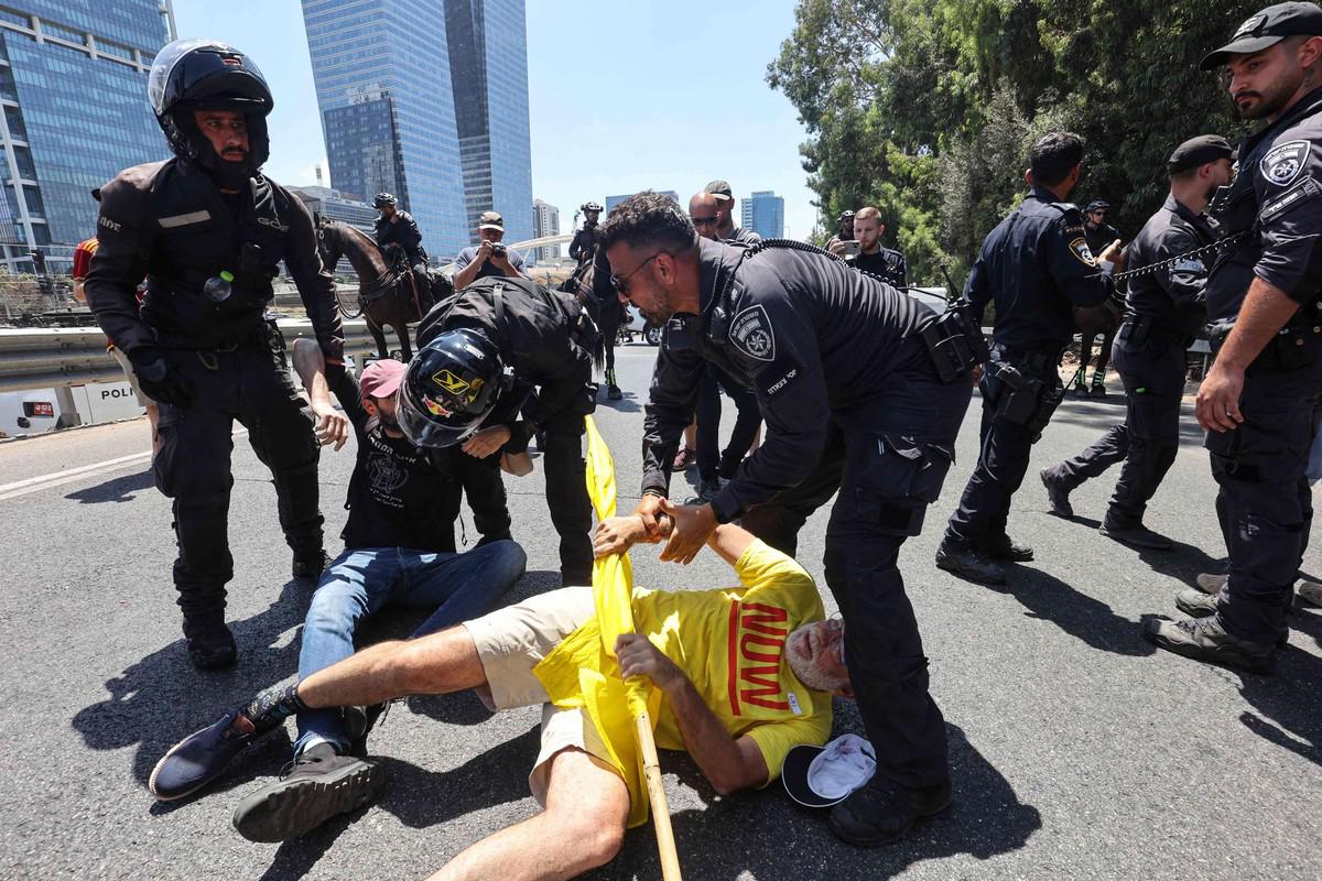 المتظاهرون أغلقوا العديد من الطرق الرئيسية