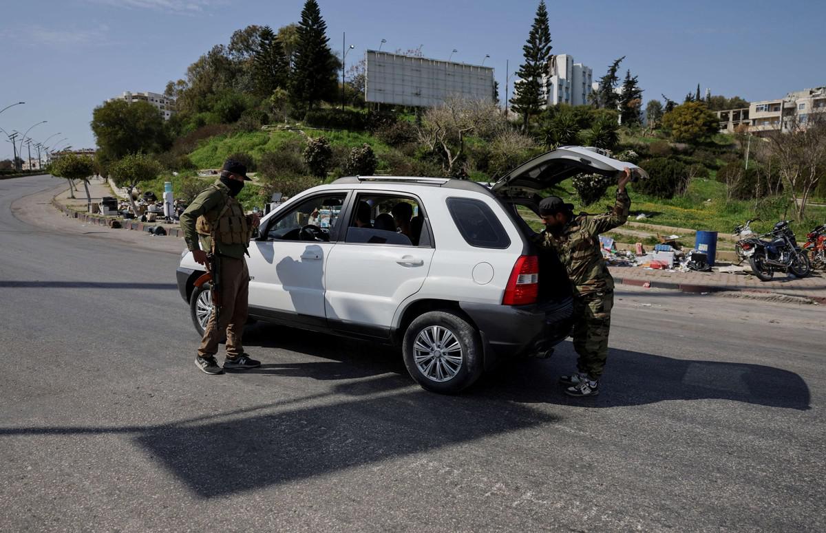 دمشق تلاحق فلول النظام السوري