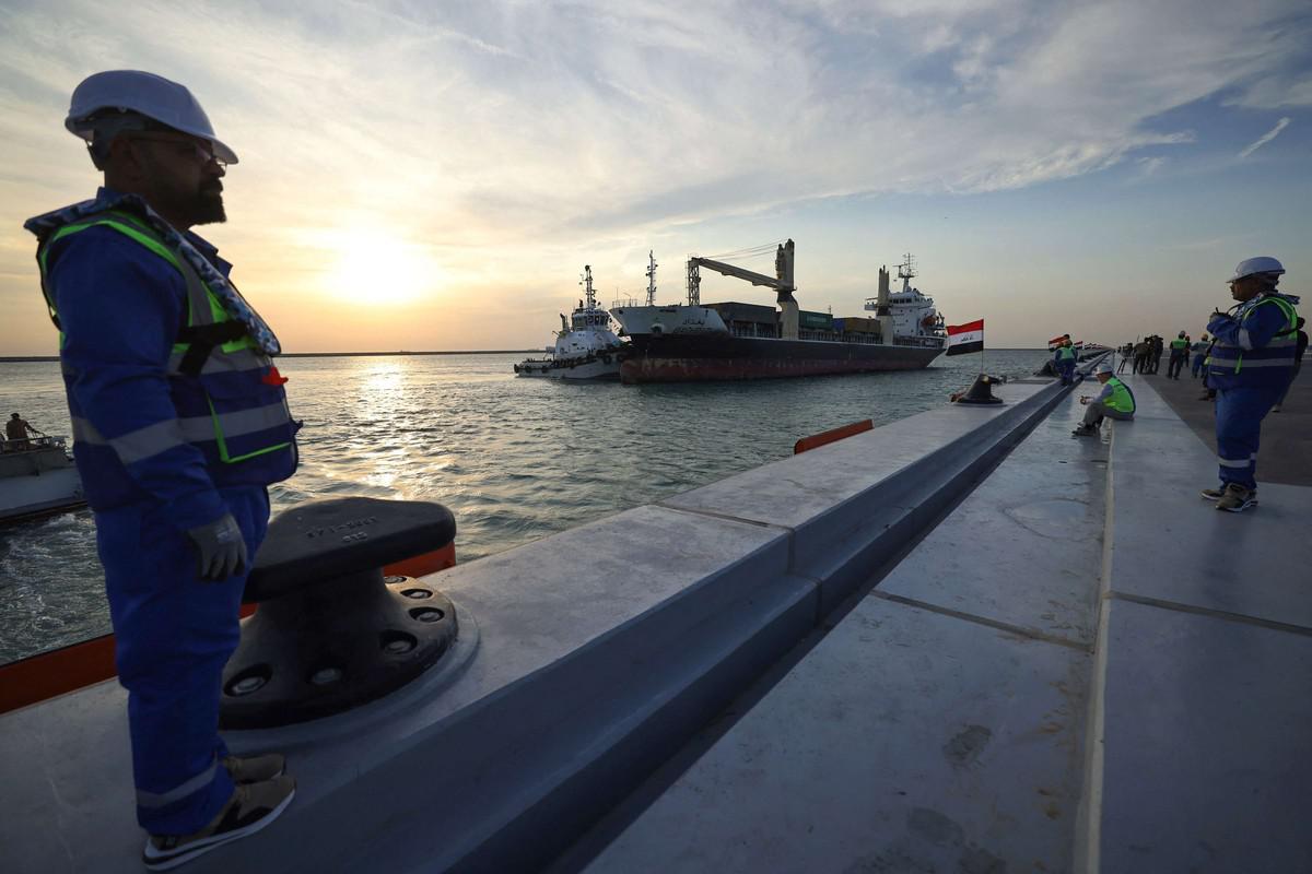 العراق يقول إنه لا توجد أي عمليات تهريب أو خلط نفط ايراني في موانئه