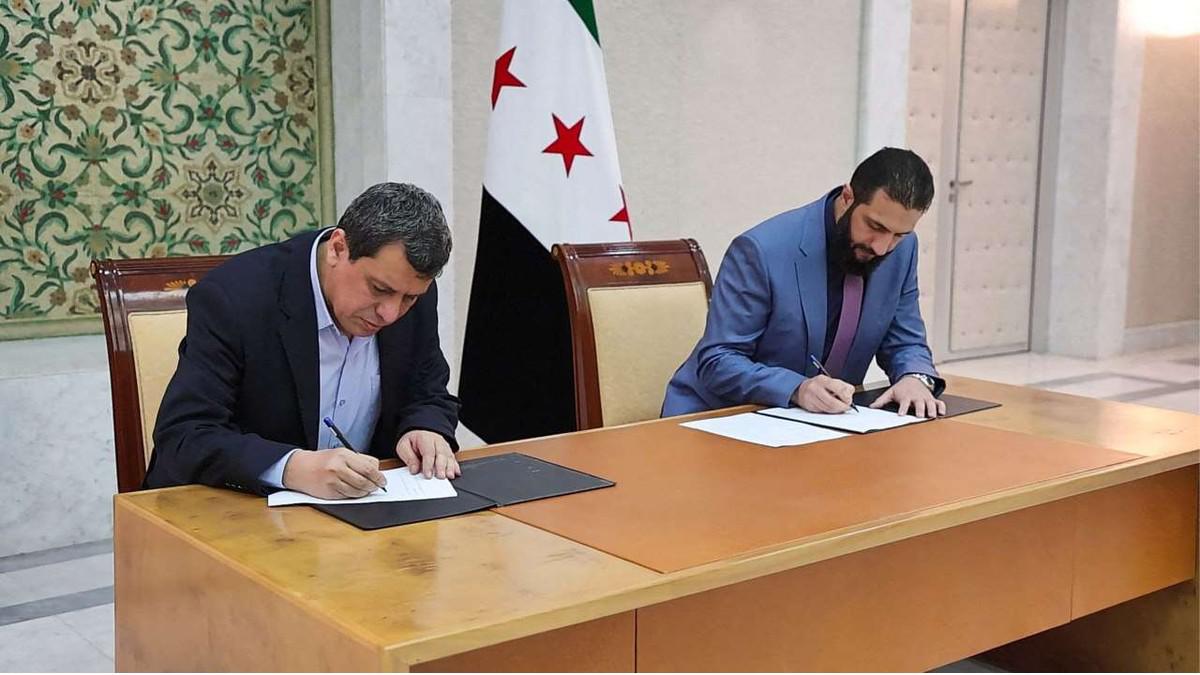 الشرع ومظلوم عبدي يوقعان اتفاقية لدمج قوات سوريا الديمقراطية في مؤسسات الدولة