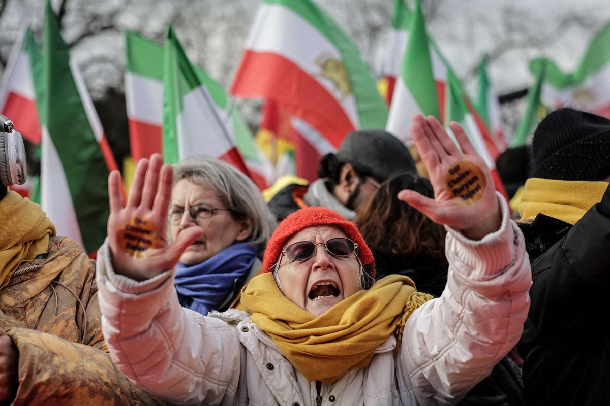 المعارضون الإيرانيون في الخارج يكثفون تحركاتهم لطي صفحة النظام الديني السلطوي  