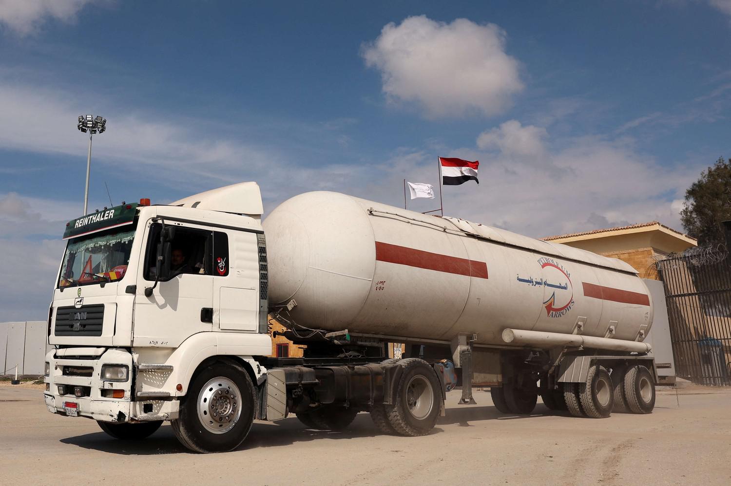 وصول الوقود يمثل بصيص أمل وسط العتمة